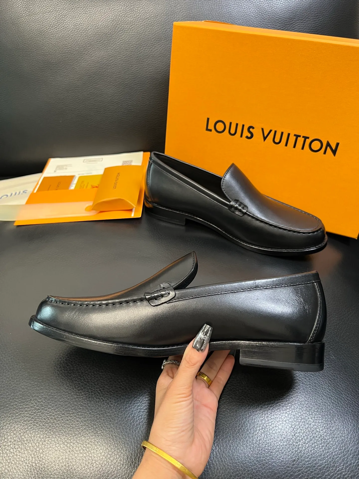 Men's shoes 💰920 Lv high quality top crafts Louis Vuitton leather shoes counter synchronized with original factory configuration, uppers imported from Italy, imported water-dyed cowhide lining, soles: original genuine leather soles specially provided by the original factory, original factory and single goods, welcome to compare, code number 39-44 (customized 38 45 46)